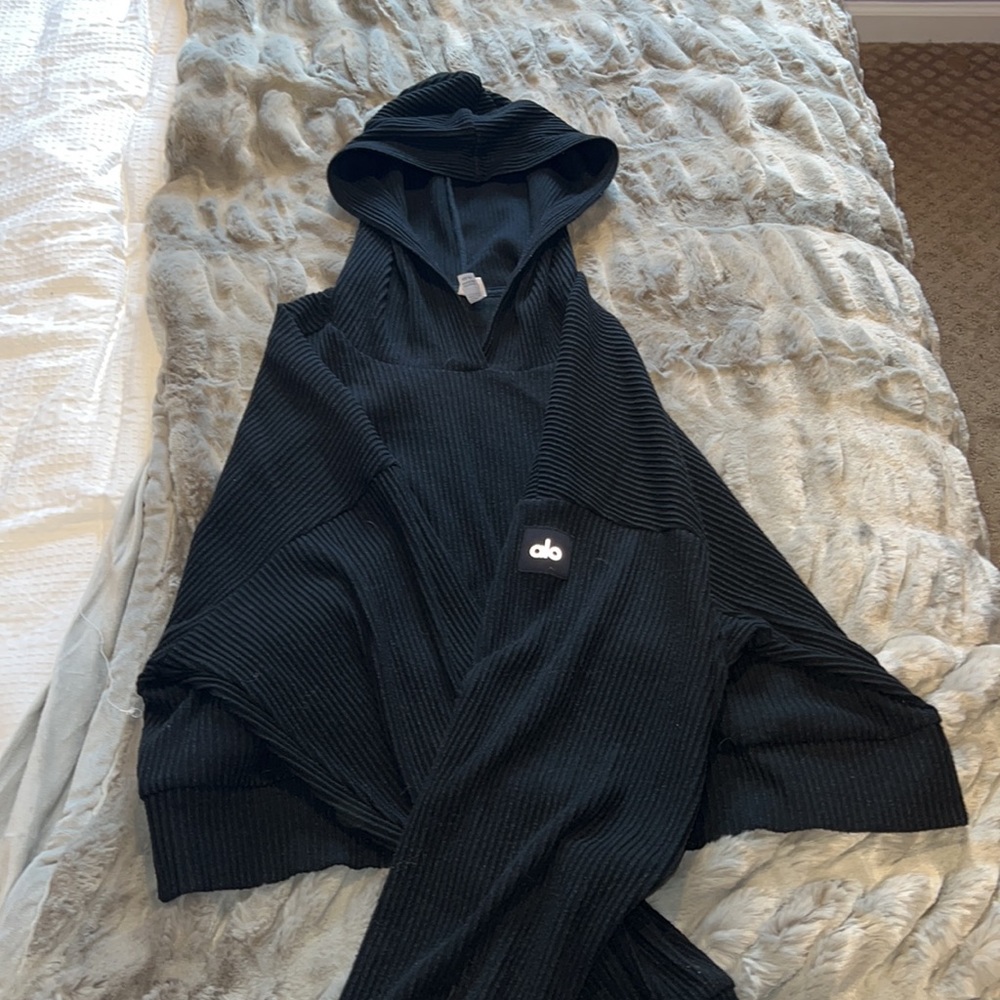 Alo yoga ruffled cropped sweatshirt!